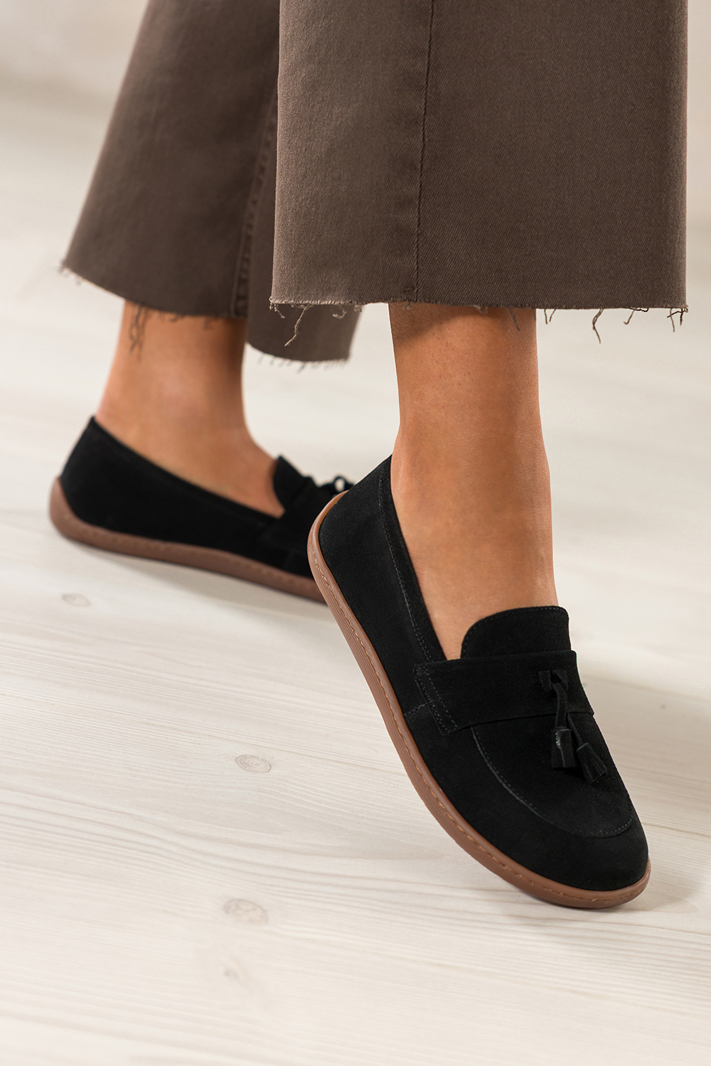 Czarne mokasyny barefoot skórzane zamszowe damskie szerokie na elastycznej płaskiej podeszwie ozdobne chwosty PRODUKT POLSKI Casu 677