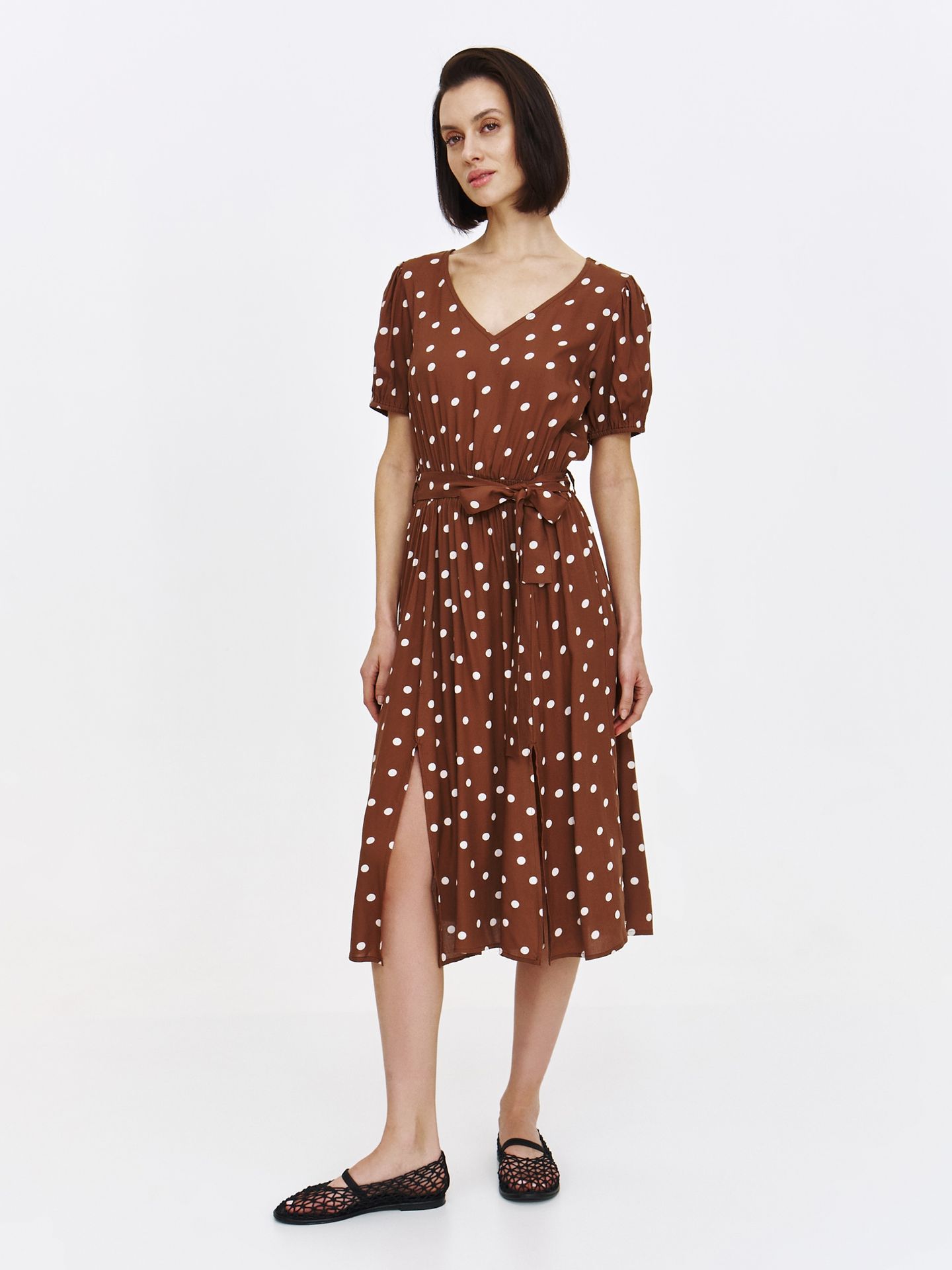 Beżowa sukienka w groszki