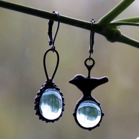 Asymetryczne kolczyki ze szkła z ptakiem inspirowane dziką naturą lasu