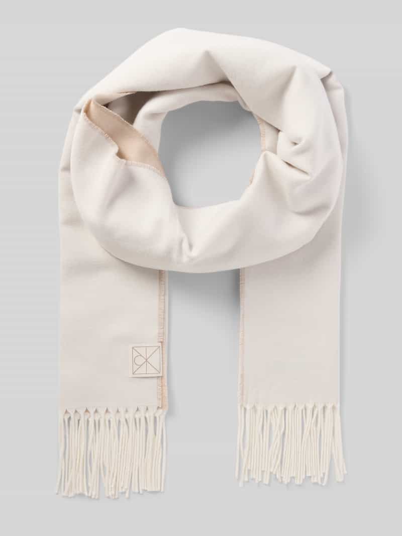 Szal z detalem z logo