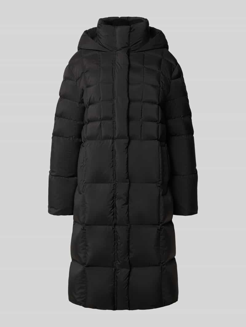 Płaszcz pikowany z kapturem i wpuszczanymi kieszeniami