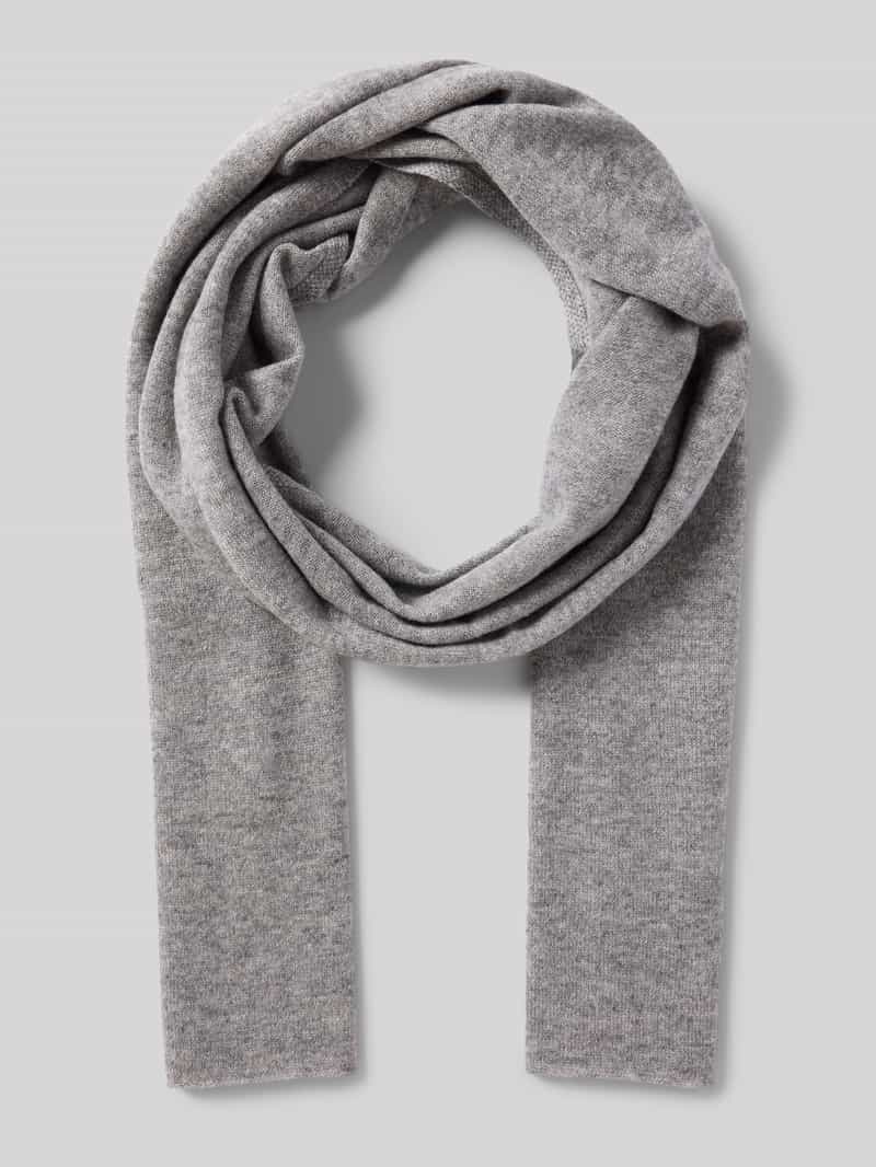 Szal z prążkowanymi wykończeniami