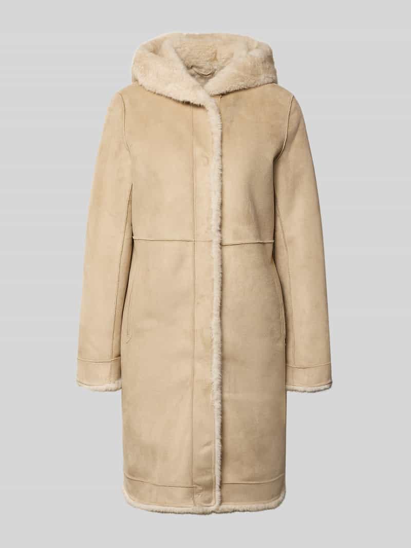 Płaszcz z kapturem i wpuszczanymi kieszeniami