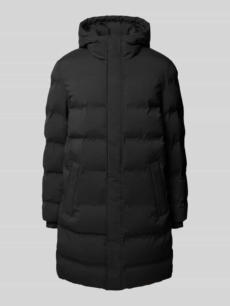 Płaszcz pikowany z kapturem i wpuszczanymi kieszeniami