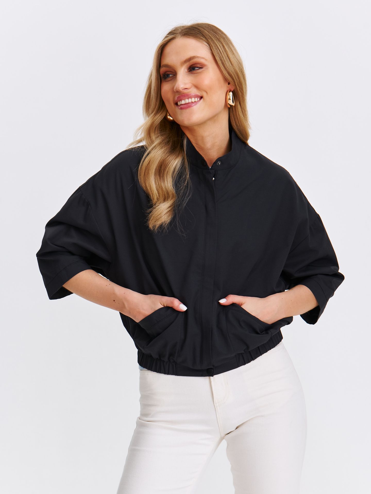 Czarna kurtka bomberka