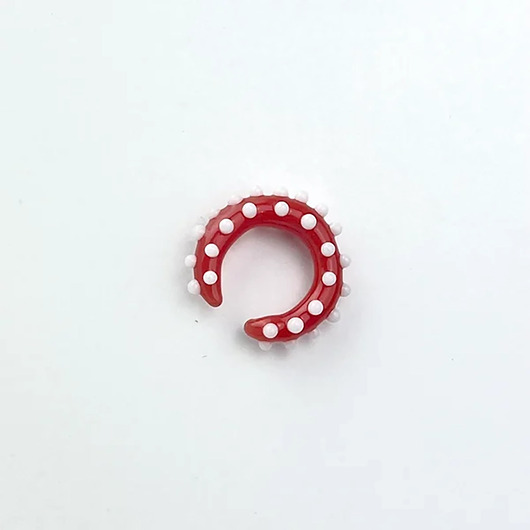 Szklana nausznica Pixie czerwona w białe kropki