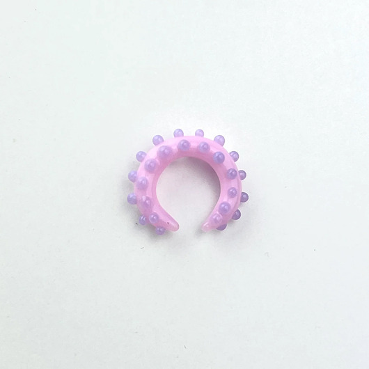 Szklana nausznica Pixie różowa we fioletowe kropki