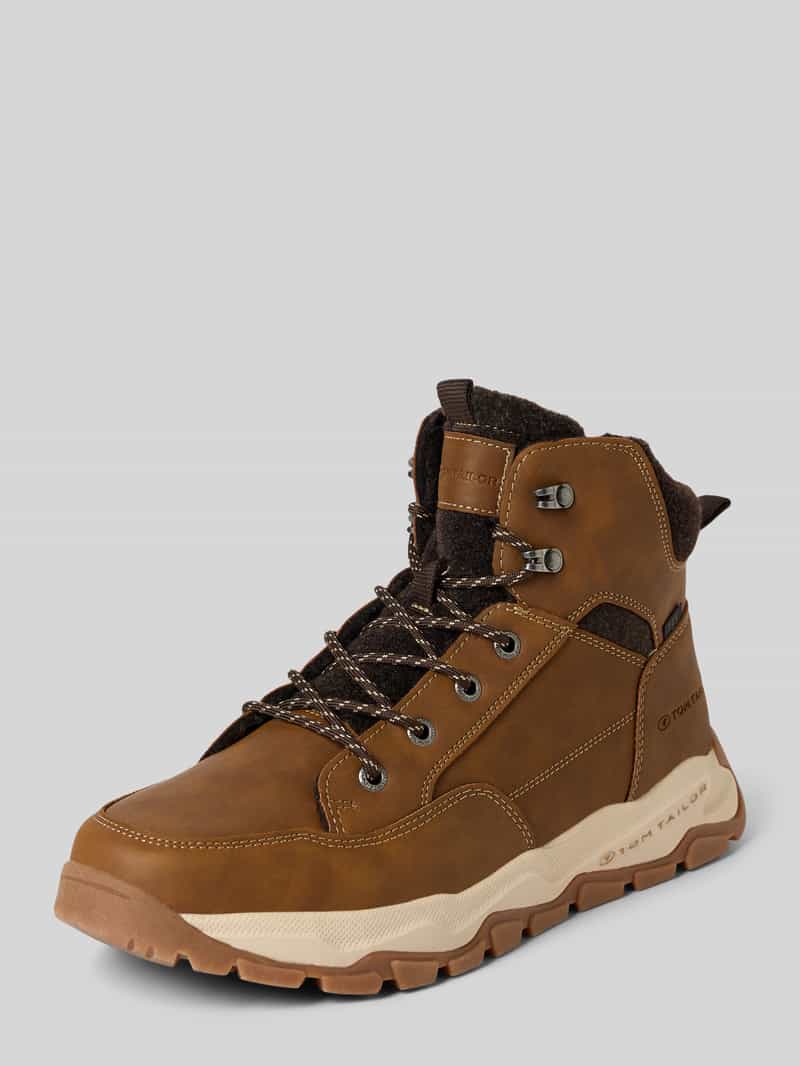 Kozaki sznurowane z wodoodpornego materiału