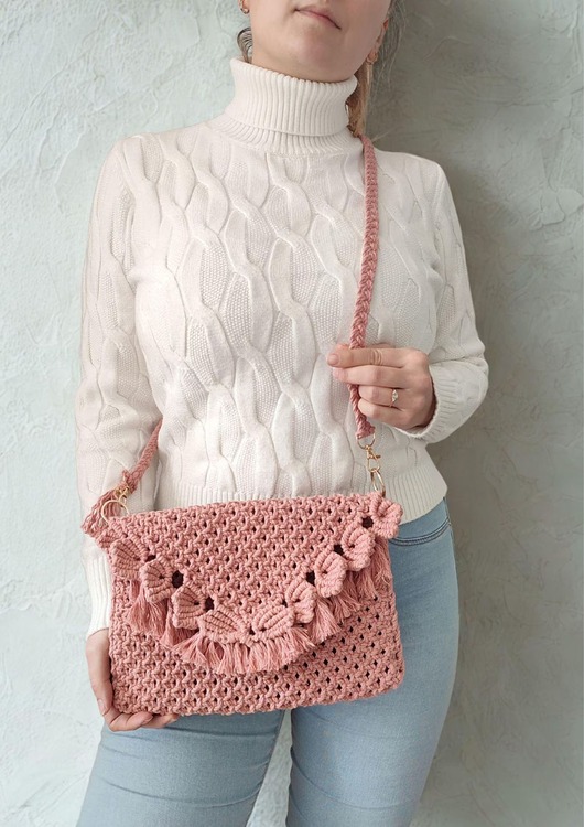 Makramowa torebka crossbody w pudrowym różu