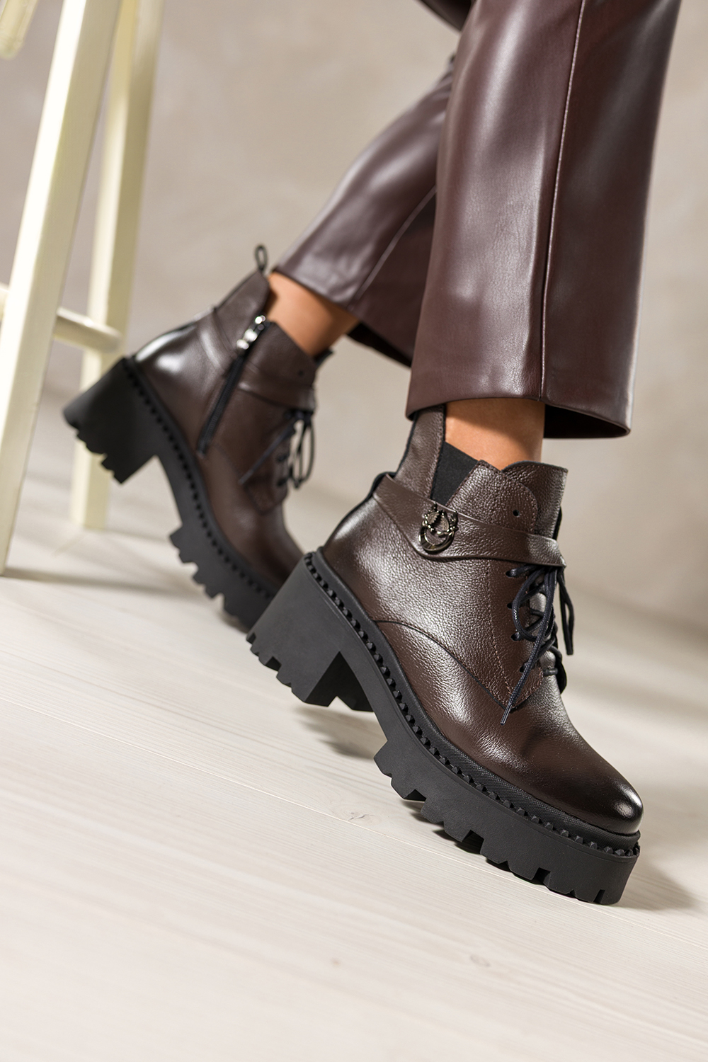 Czekoladowe botki skórzane damskie workery na bieżnikowanej platformie w cholewce guma pasek ze stalową ozdobą sznurowane PRODUKT POLSKI Casu 39442