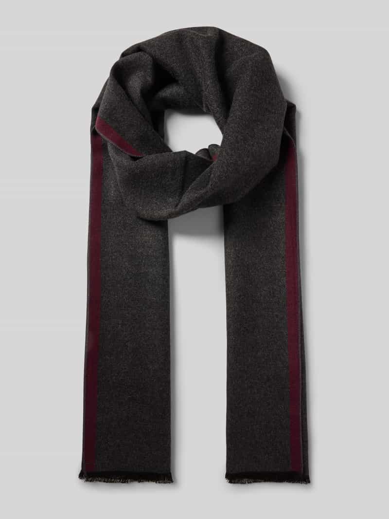 Szal z wystrzępieniami