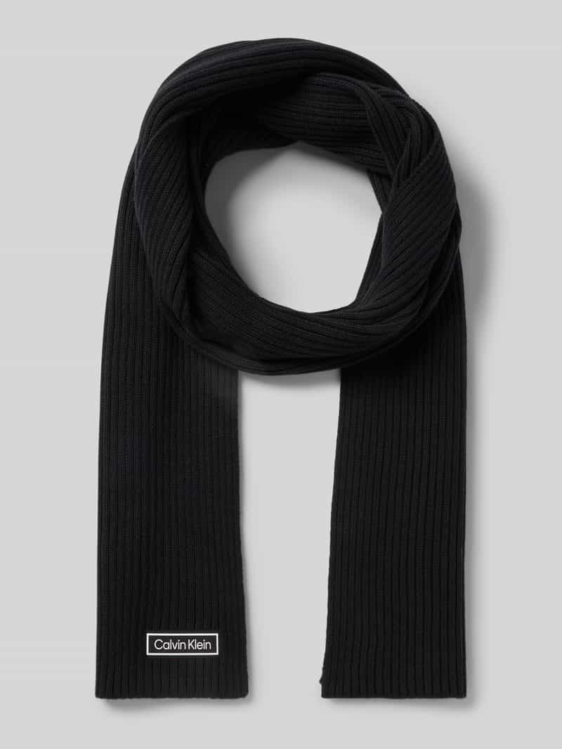 Szal z detalem z logo