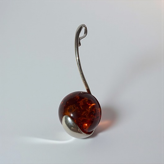Wisiorek srebrny z bursztynową kulką
