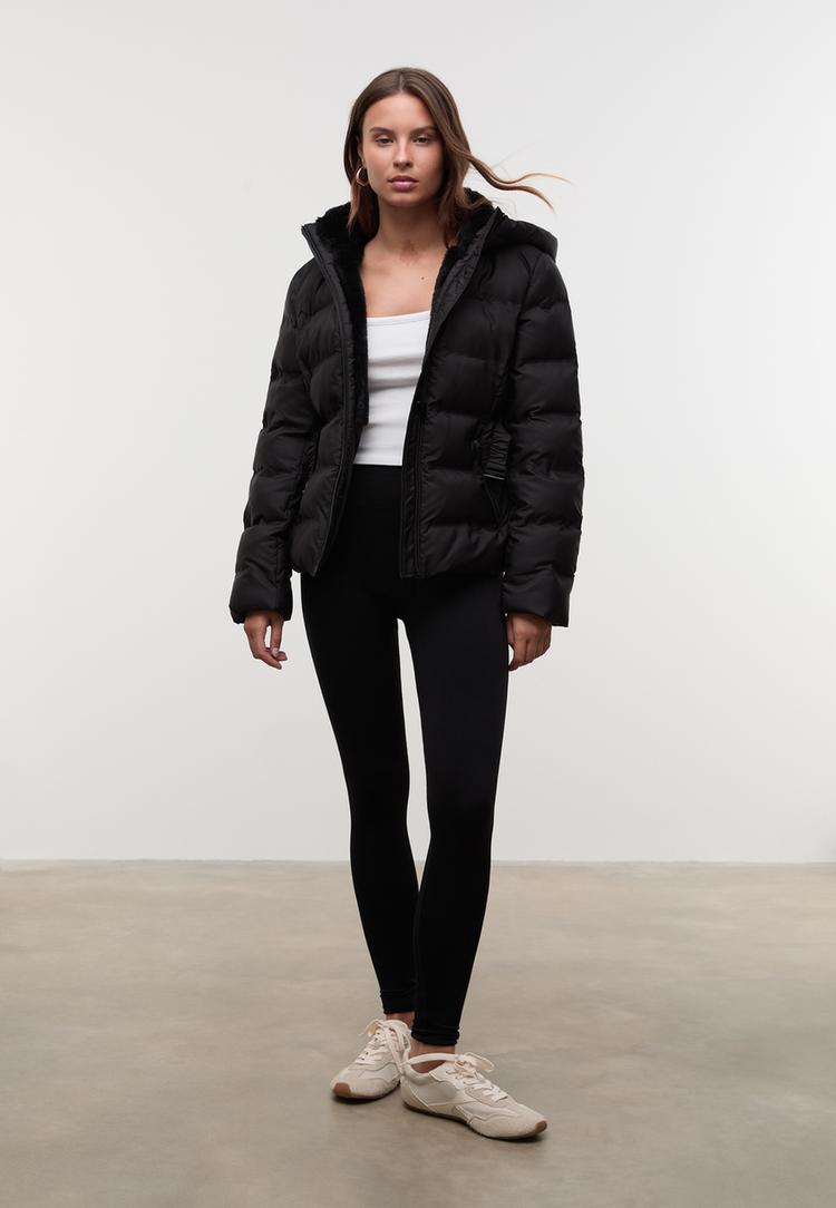 Stradivarius Ocieplana kurtka z Kapturem i paskiem Czarny XS