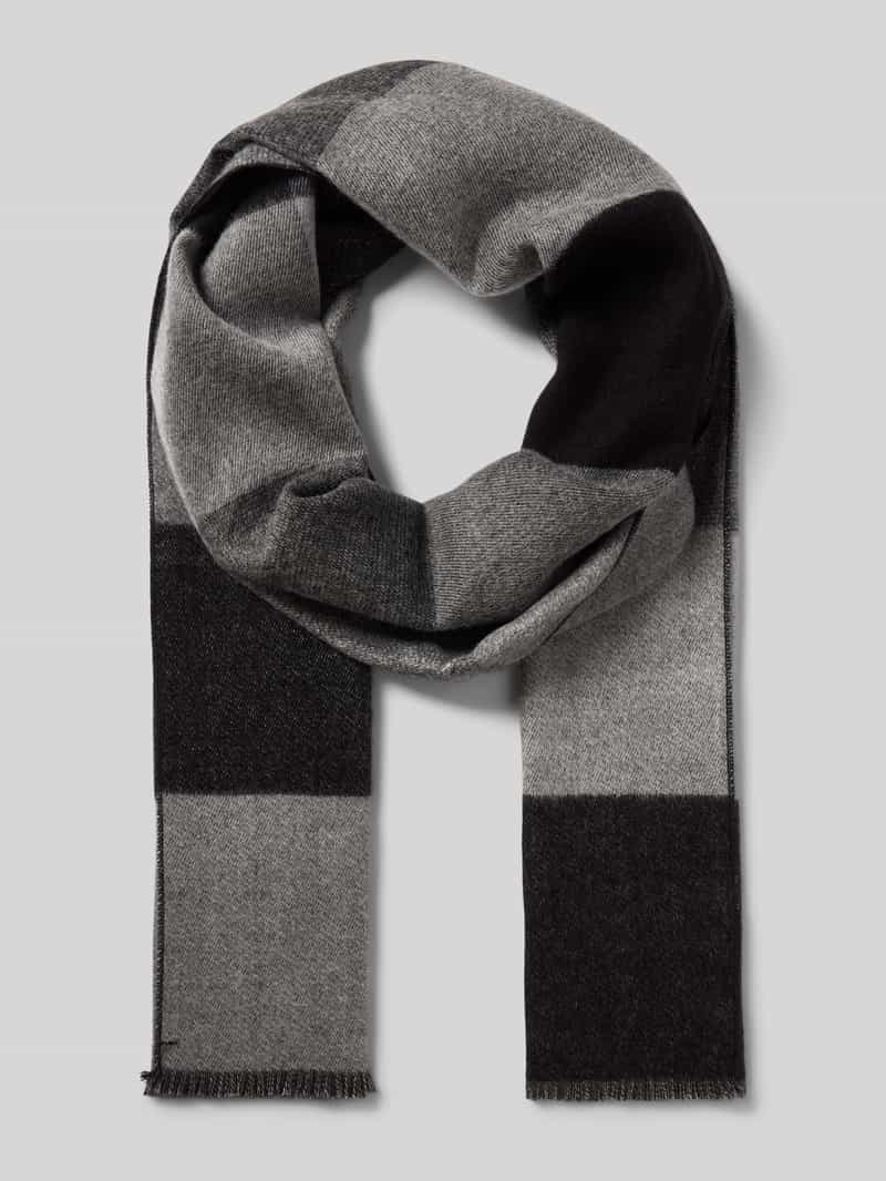 Szal z wystrzępieniami