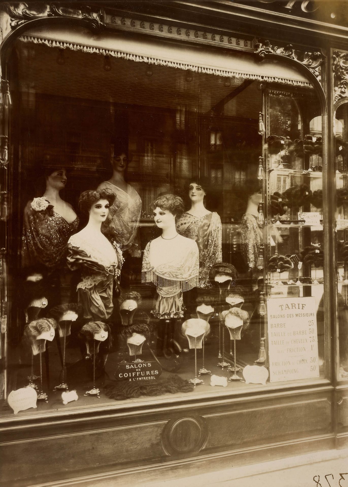 Plakat E. Atget witryna salonu fryzjerskiego Paryż 1912