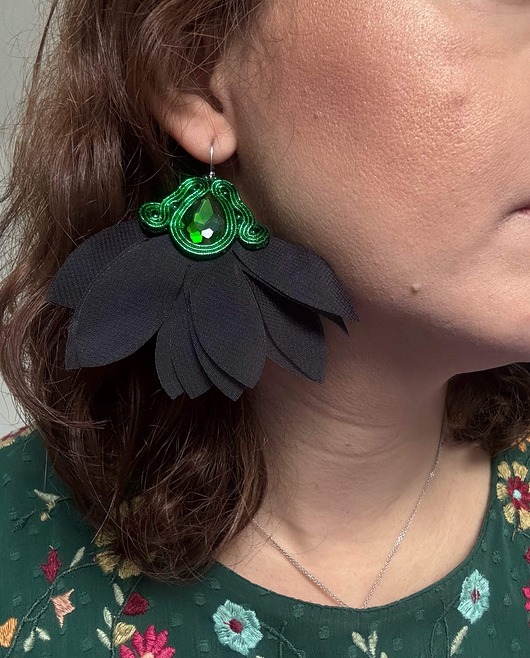 Kolczyki sutasz z zielonym kryształem i czarnymi płatkami