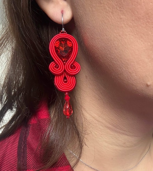 Czerwone eleganckie kolczyki sutasz z kryształkami