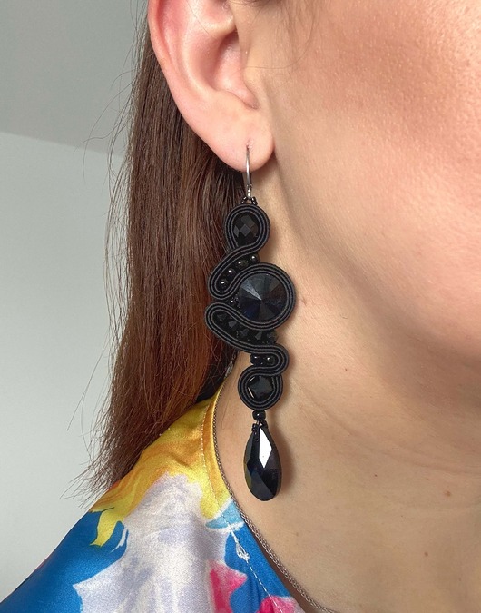 Ręcznie robione kolczyki sutasz czarne z kryształami