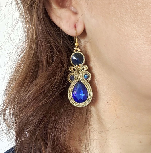 Kolczyki sutasz w kolorze złoto-granatowym z kryształkami