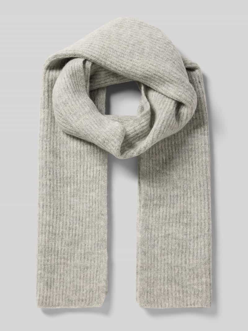 Szal o grubym ściegu i prostokątnym kształcie