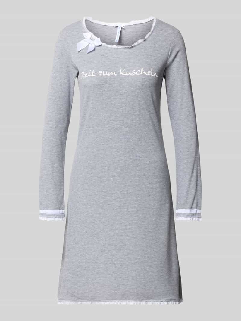 Koszula nocna o kroju regular fit z wyhaftowanym napisem model ‘Kuscheln’