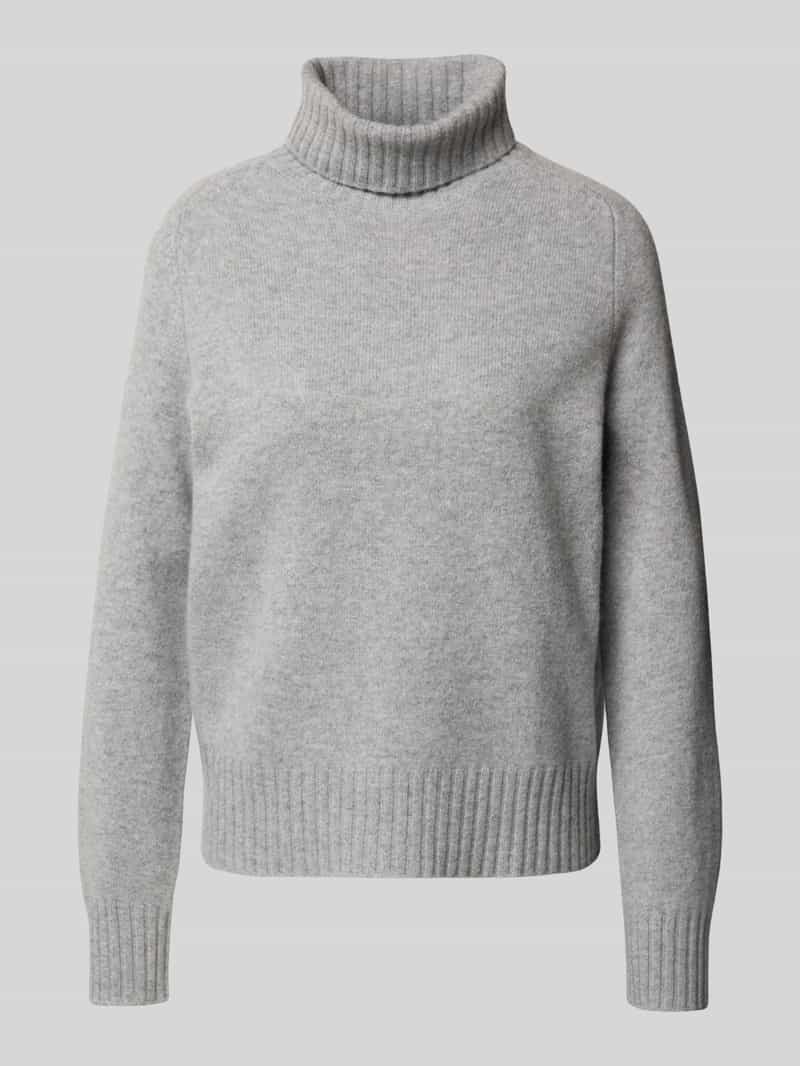 Sweter z wywijanym kołnierzem z prążkowanymi wykończeniami