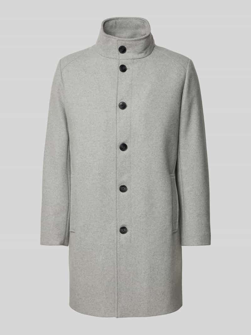 Krótki płaszcz ze stójką i wpuszczanymi kieszeniami