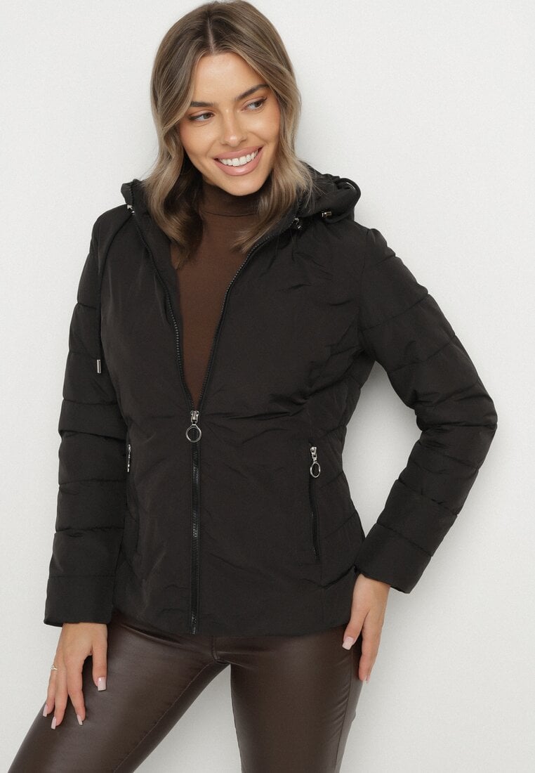 Czarna Przejściowa Kurtka z Pikowanymi Przeszyciami i Odpinanym Kapturem Olunea