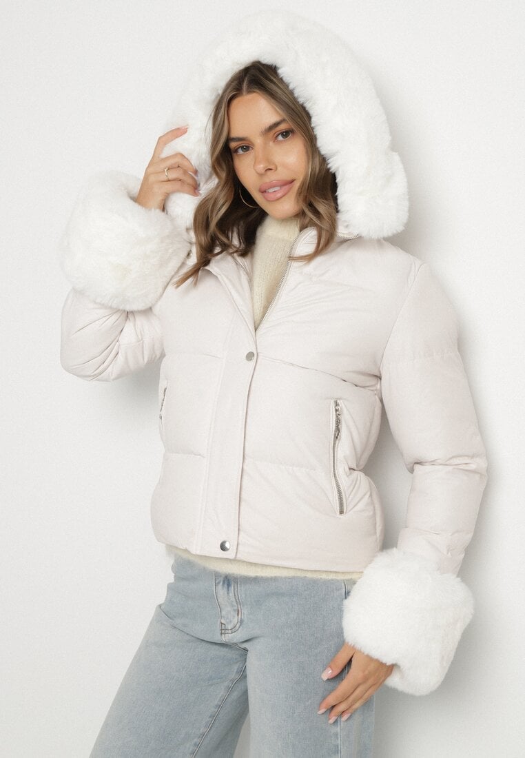 Biała Pikowana Kurtka z Kapturem Zdobiona Futerkiem Olenesa