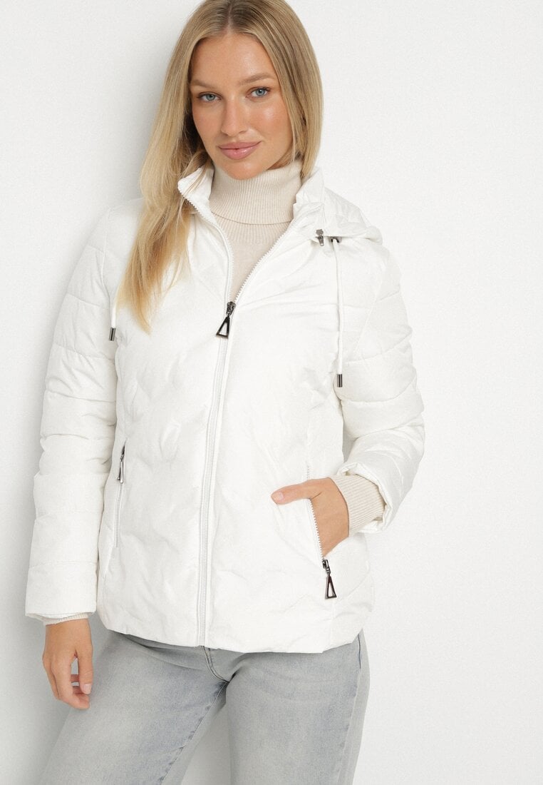 Biała Kurtka Przejściowa z Kapturem i Ozdobnym Pikowaniem Cilvessa