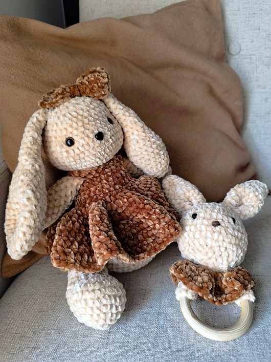 Pluszowy króliczek w sukience z grzechotką do kompletu