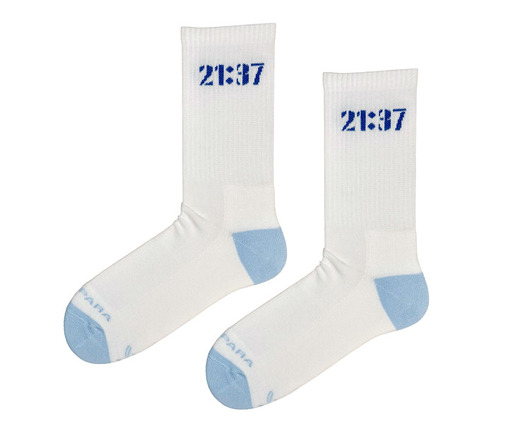 21:37 - białe skarpetki z legendarnym napisem