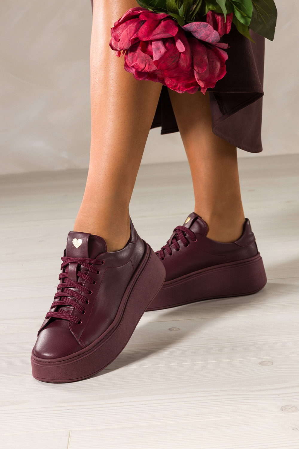 Bordowe sneakersy skórzane damskie buty sportowe na platformie złote serce na języku sznurowane PRODUKT POLSKI Casu 8201