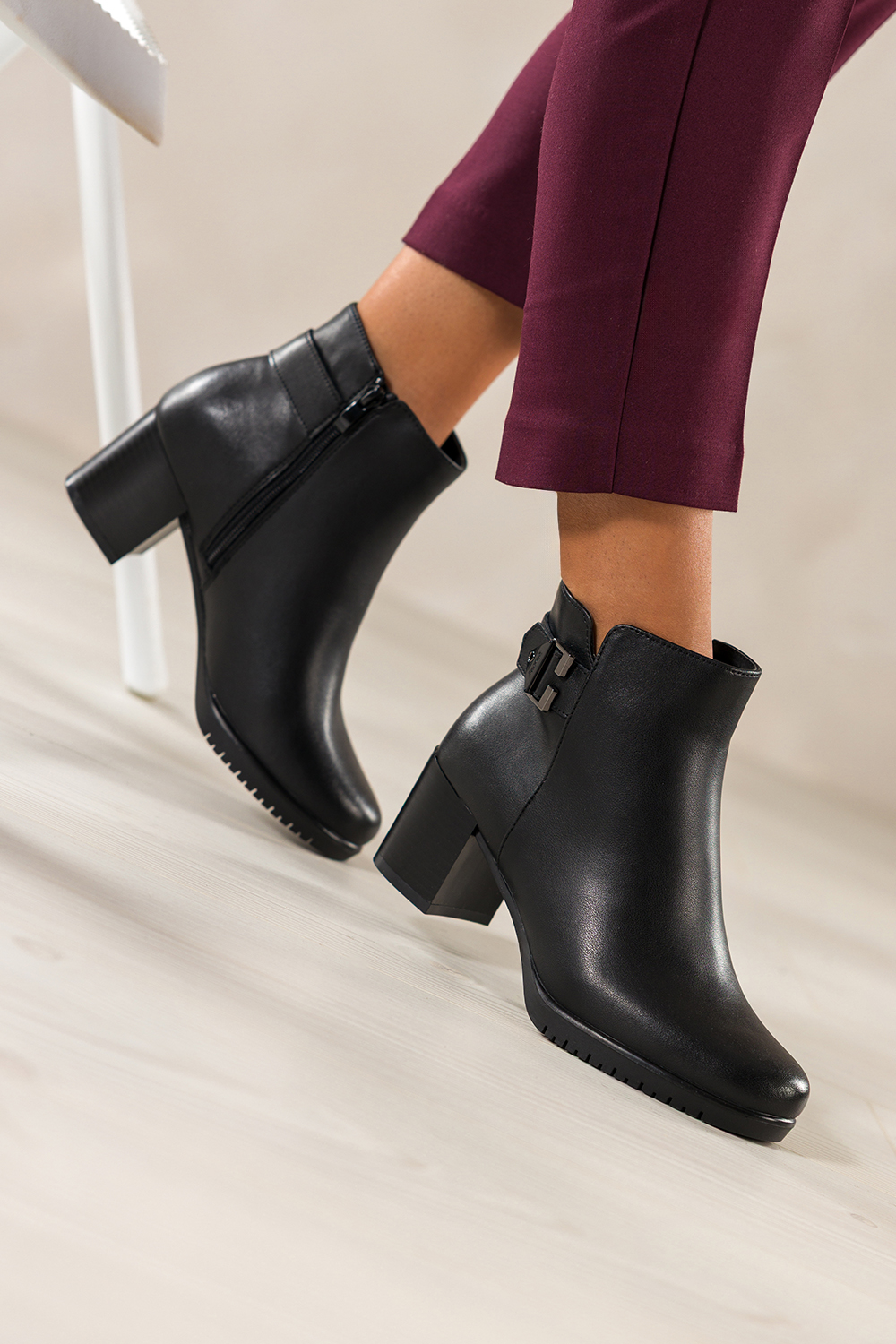 Czarne botki skórzane damskie Sergio Leone obcas słupek na cholewce pasek z czarną ozdobą YG74085-H