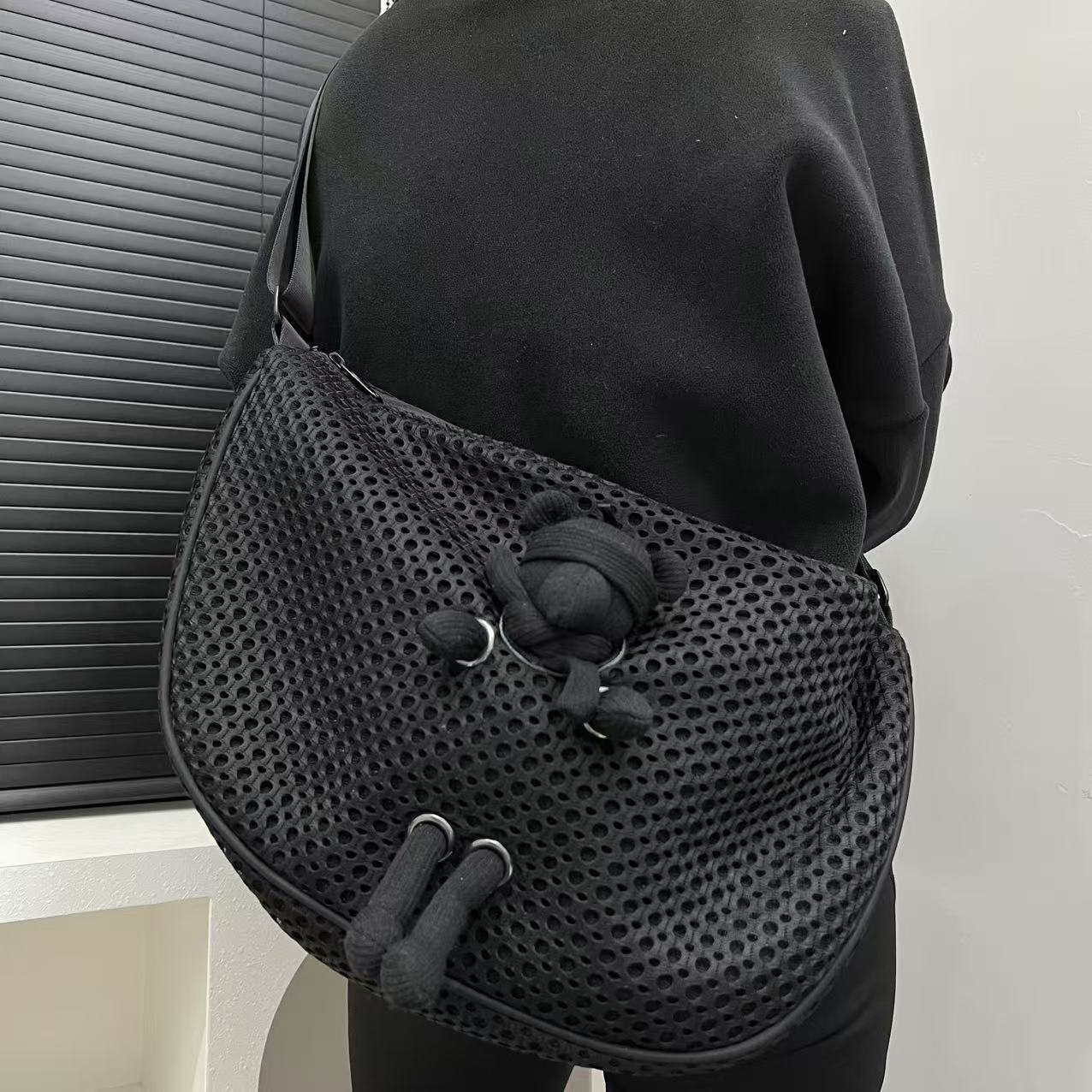 TEMU Stylowa Czarna Torba na Ramię z Nylonu z Regulowanym Paskiem, Oddychająca Siatkowa Konstrukcja, Lekka i Kompaktowa na Codzienne Wyjścia lub