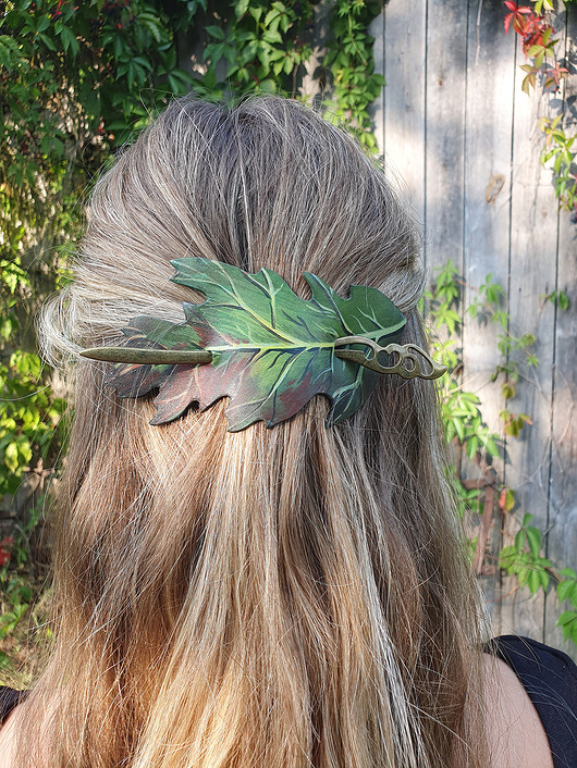 Skórzana spinka ,liść dębu na spince automatycznej