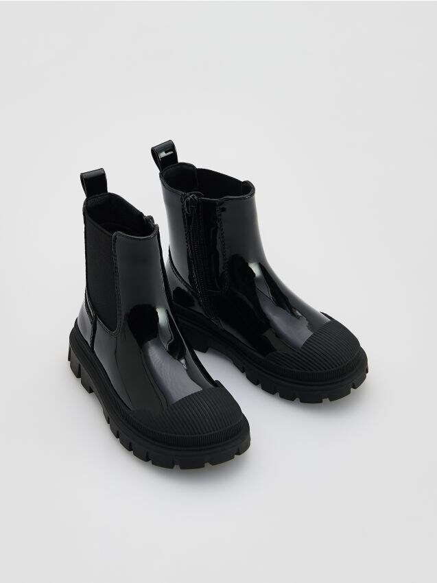 Reserved - Botki z imitacji skóry lakierowanej - czarny