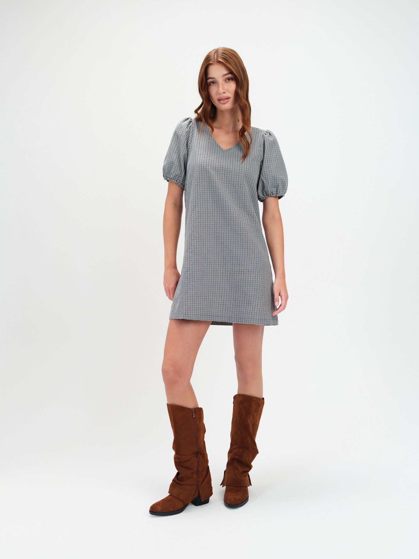 Sukienka w kratę o prostym kroju