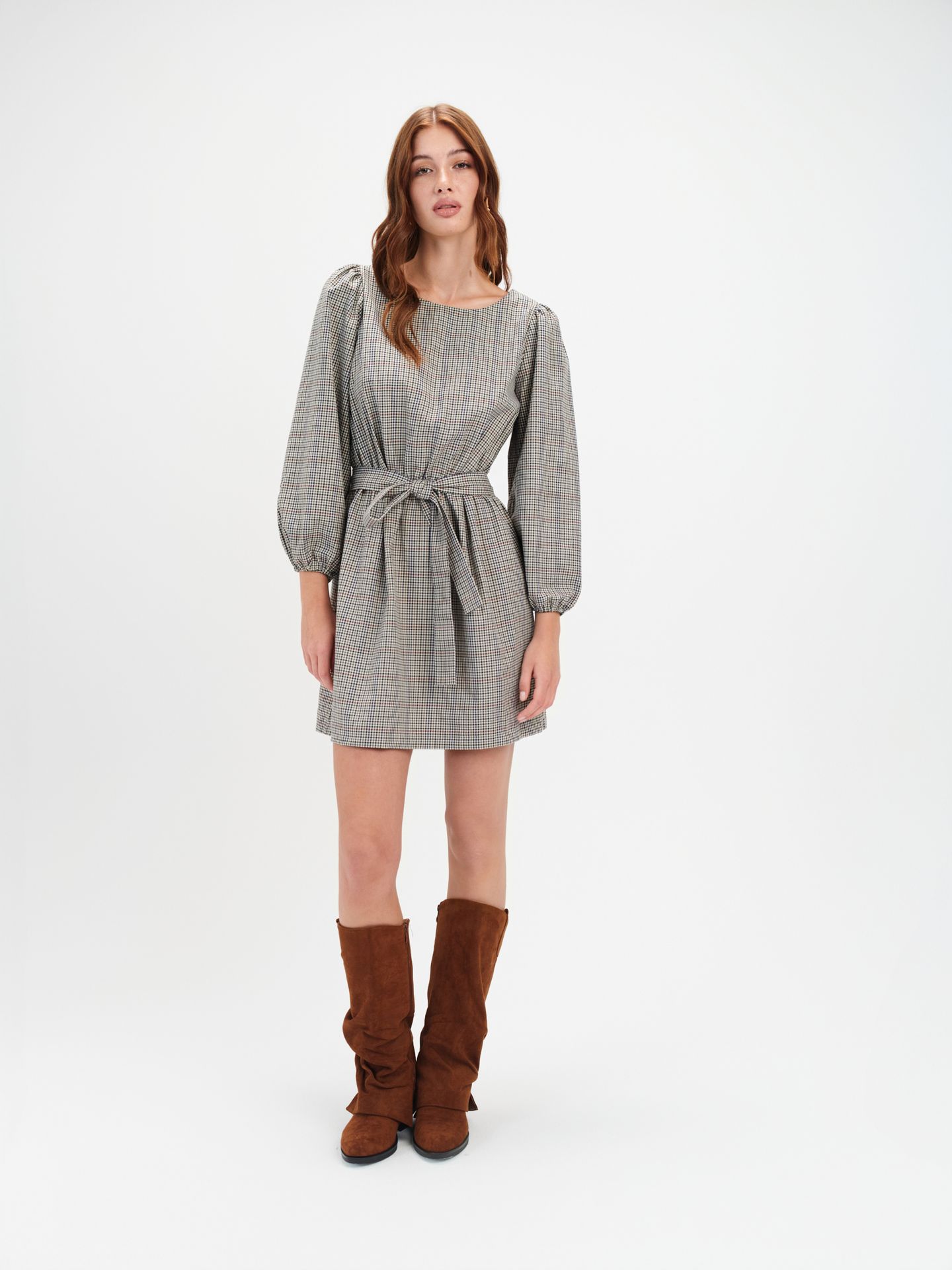 Sukienka w kratę z wiązaniem