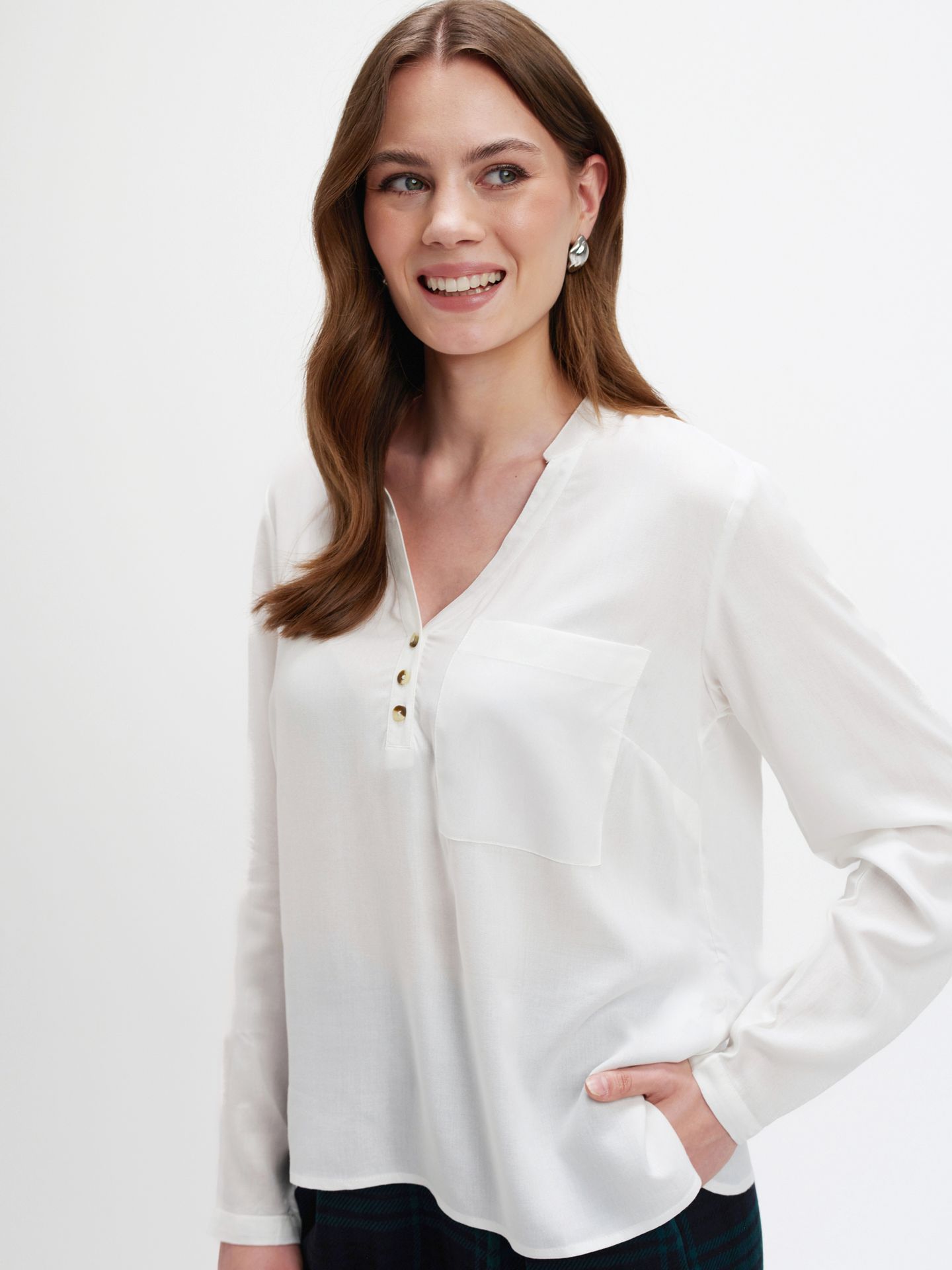 Biała bluzka koszulowa