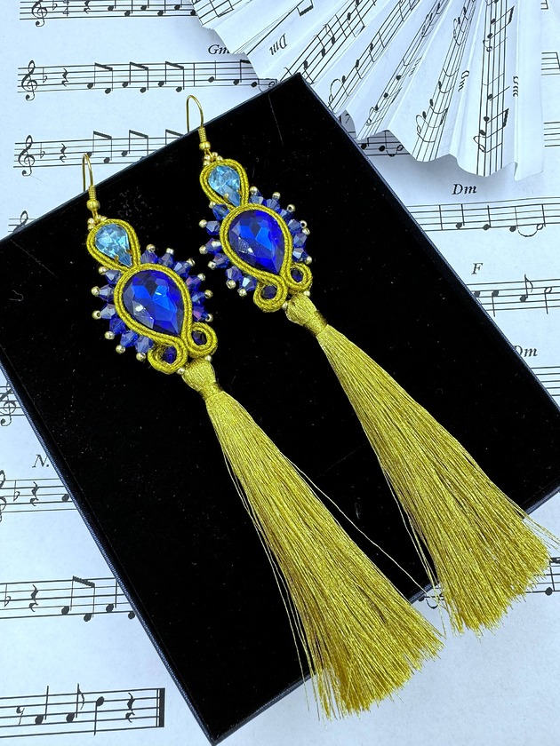 Złote kolczyki sutasz z niebieskimi kryształami i chwostami