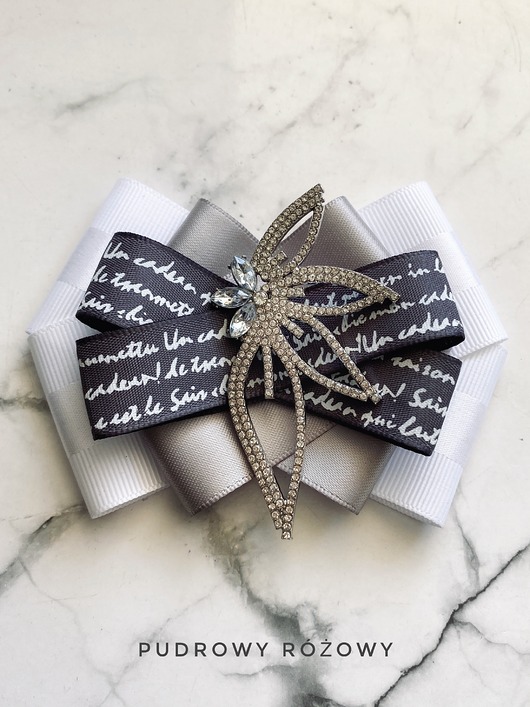 Delikatna Brosza z napisami i z kwiatem z cyrkonii NEW