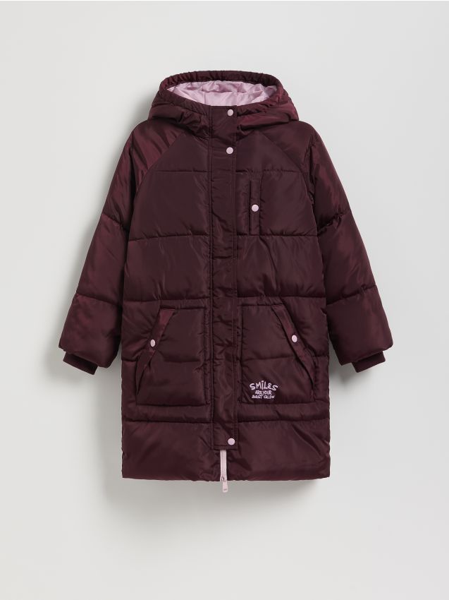 Reserved - Długi pikowany płaszcz z kapturem - bordowy