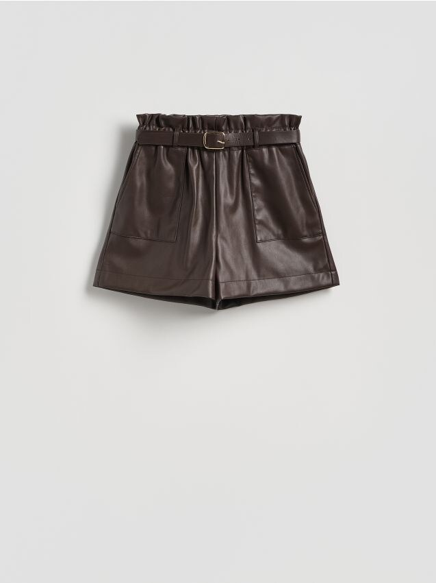 Reserved - Szorty z imitacji skóry z paskiem - ciemnobrązowy