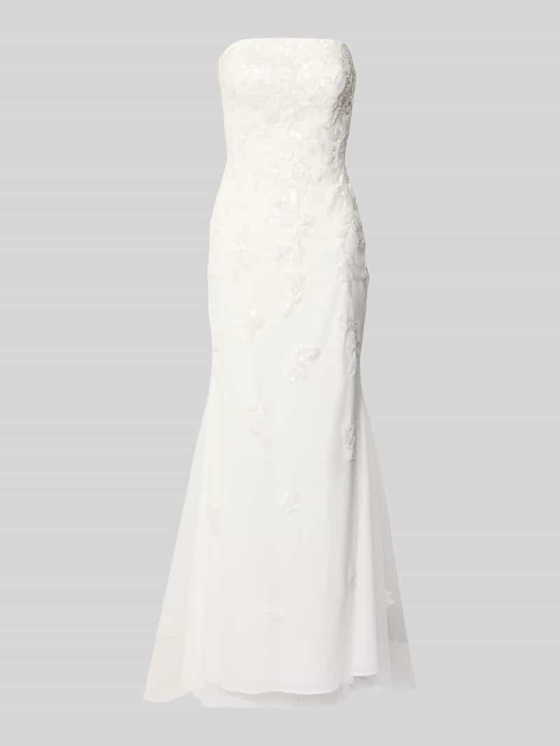 Suknia ślubna z odkrytymi ramionami