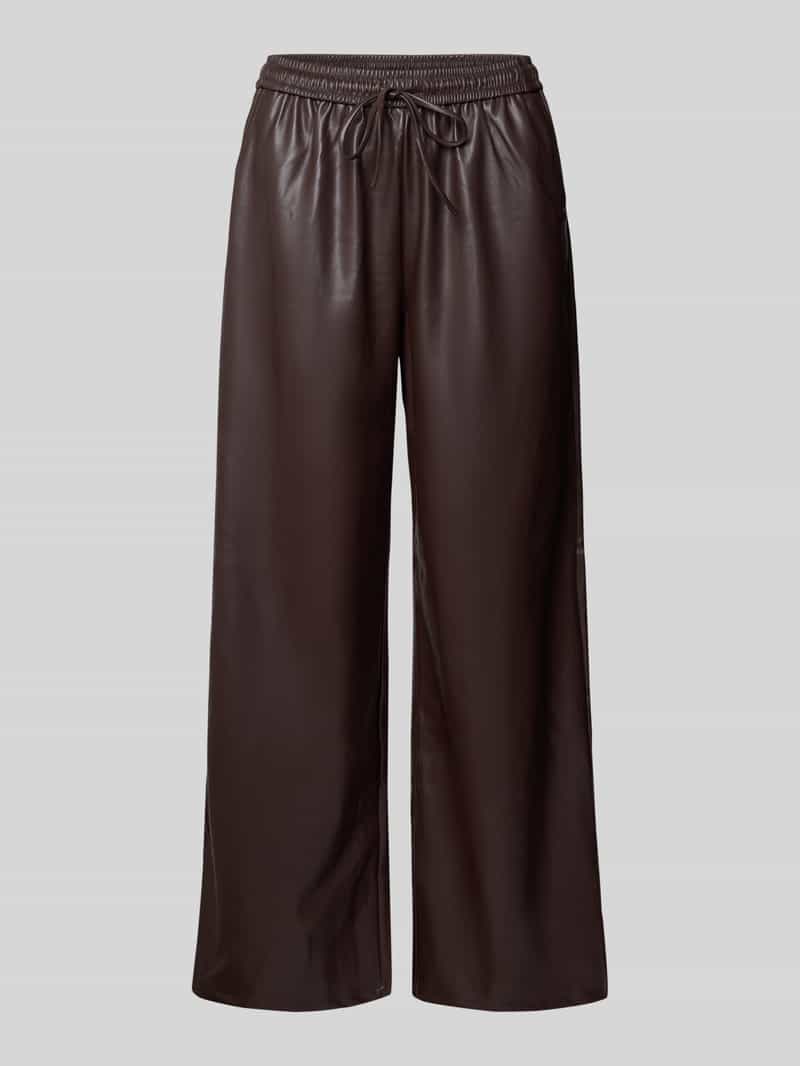 Spodnie materiałowe o szerokim kroju z imitacji skóry model ‘Judy’