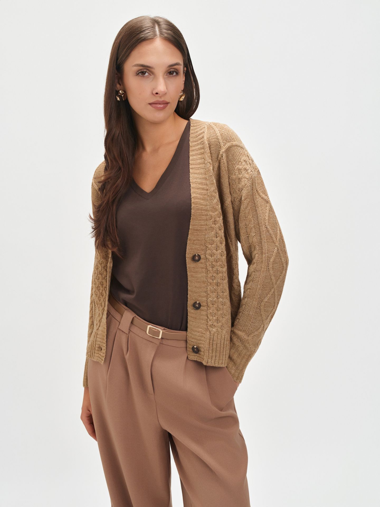 Ciemnobeżowy kardigan z warkoczowym splotem