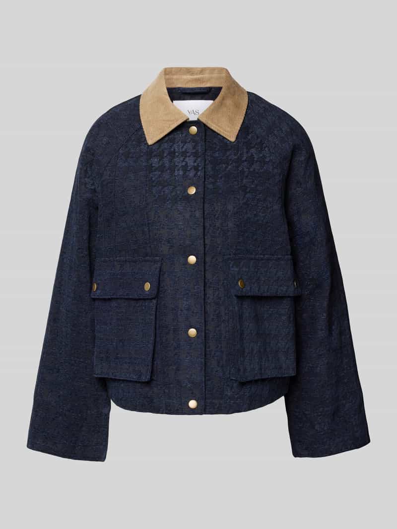 Krótki płaszcz z kieszeniami z patką model ‘VICKY’