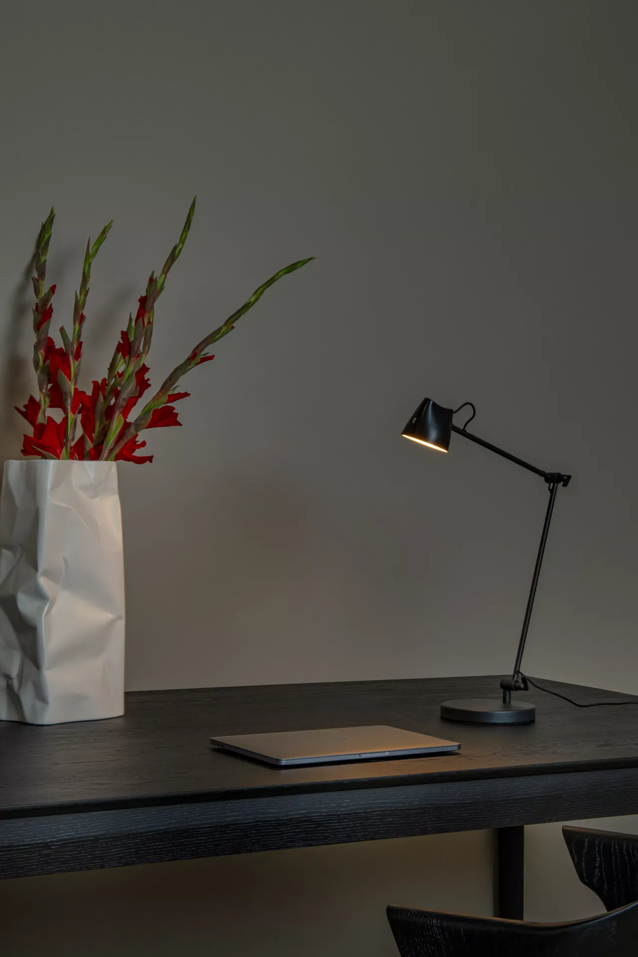 Lucide MILNE 44616/06/30 lampa stołowa czarna LED 8W na łamanym ramieniu